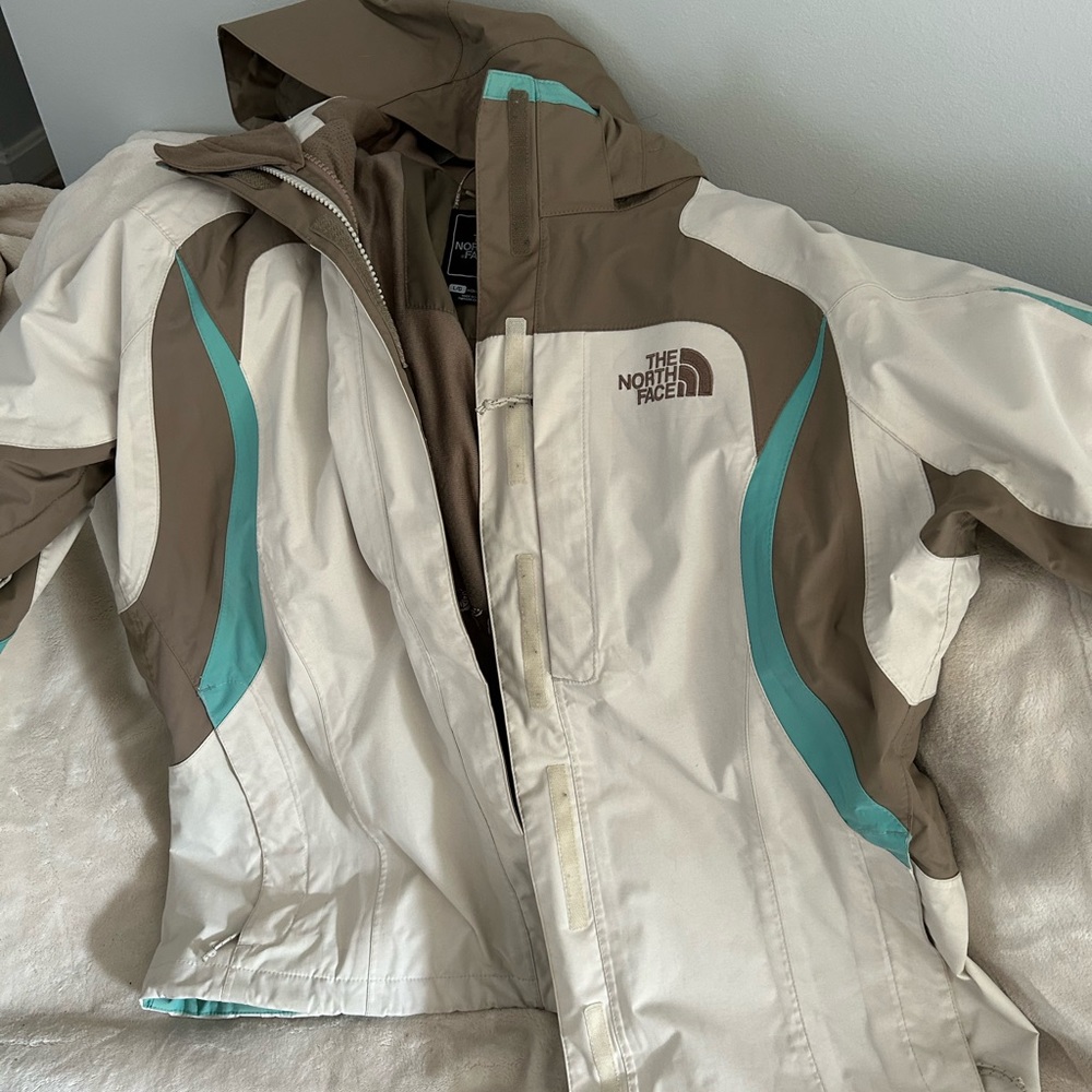 Northface ski jacket with inner shell. Super warm, perfect for winter!